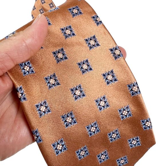 Vtg Robert Talbott Necktie Golden Peach w Small Blue Floral Squares 100% Silk - Picture 4 of 7